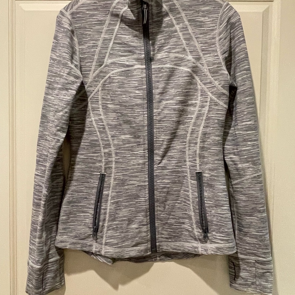 Lululemon Athletica Women's Heathered Gray Zip Up.